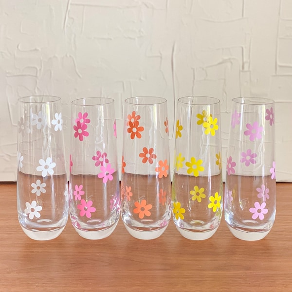 Bright Floral Bridesmaid Champagne Flutes, Custom Champagne Glasses, Bride Champagne Flute, Daisy Bridesmaid Proposal Gift, Bridal Shower