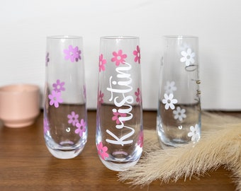Floral Bridesmaid Champagne Flutes, Custom Champagne Glasses, Bride Champagne Flute, Bridesmaid Proposal Gift, Pastel Daisy, Bridal Shower