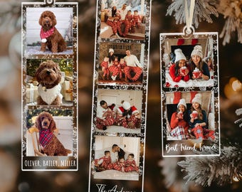Op de afbeelding: Transparante acryl kerstversieringen met familiefoto's en foto's van honden. Eén ornament heeft foto's van honden met de namen "Oliver, Bailey, Miller". Een ander heeft familiefoto's met de tekst "The Anderson 2025". De derde heeft foto's van vrienden met de tekst "Best Friend Forever".