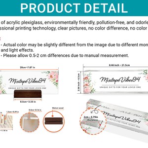 Może przedstawiać: Przezroczysta płytka akrylowa z tekstem "Mixtape Vibes 94" i wzorami kwiatowymi. Płytka ma 21,5 cm szerokości i 6,5 cm wysokości. Jest gruba na 2 cm i stoi na drewnianym stojaku.