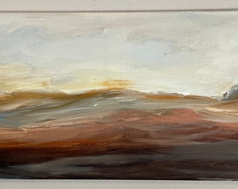 Puede incluir: Pintura abstracta de un paisaje con tonos marrones, dorados y grises. La pintura representa un horizonte con colinas onduladas y un cielo nublado.