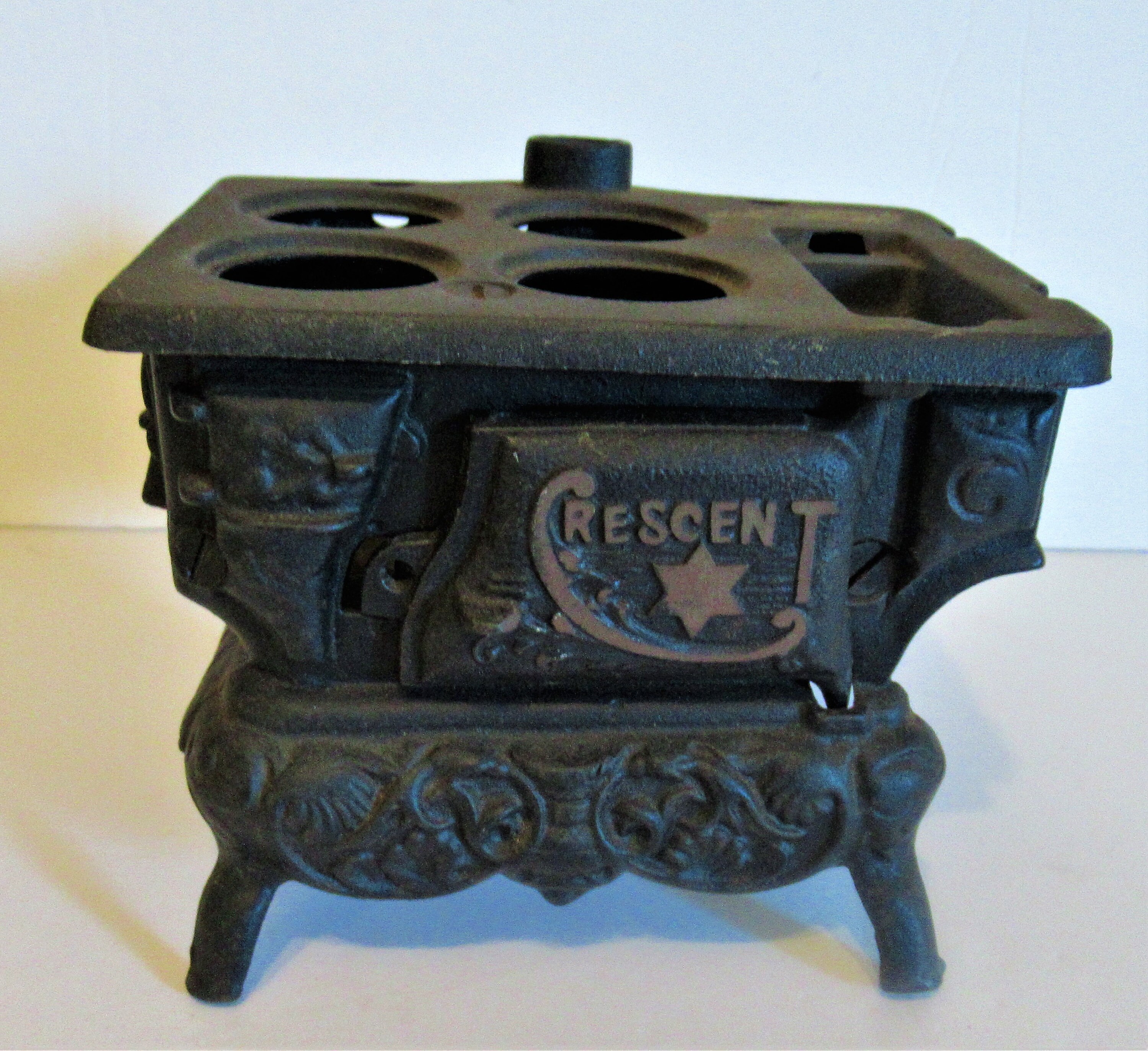 Might work for 1:6 dolls.  Cast iron stove, Vintage stoves, Antique toys