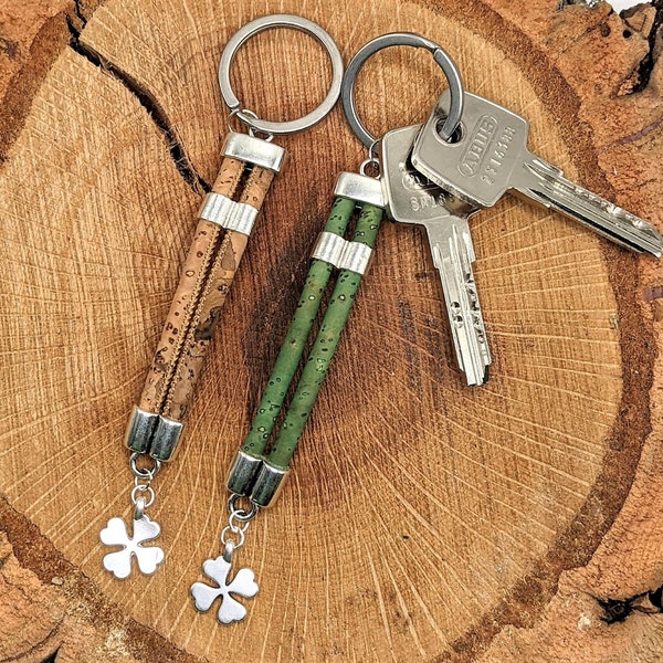 Keychain made of cork, cloverleaf