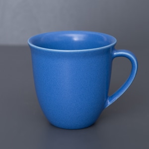 Himmelblauer Höganäs Becher, schwedisches Vintagesteinzeug