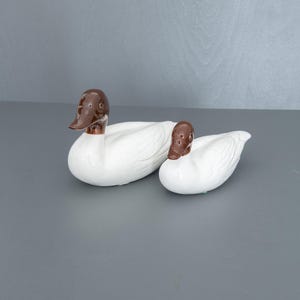 Vintage Ceramic Duck Figurines: Quirky Tabletop Decor