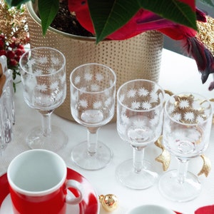 4 Engraved Vintage Liqueur Glasses. Crystal Spirit Glasses with Engraved Snowflake Design and High Stem. Festive Season Christmas Tableware