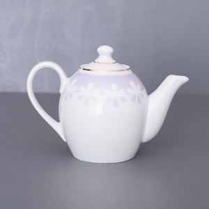 シングルカップ ヴィンテージ ティーポット、リガ磁器工場製。金色の装飾とライラック色の花柄が入った白いティーポット