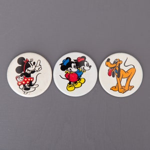 Vintage Mickey, Minnie und Pluto Abzeichen. Retro Aluminium Button Button. Vintage Merchandise