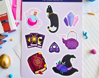 Peut inclure: Une planche d'autocollants avec des illustrations sur le thème des sorcières. La planche comprend un chat noir, des cartes de tarot, une bouteille de potion, des cristaux, une théière, une planchette, un livre de sorts et un chapeau de sorcière. Le texte "WITCH STICKER SHEET" et "The Illustrative EG" est en haut.