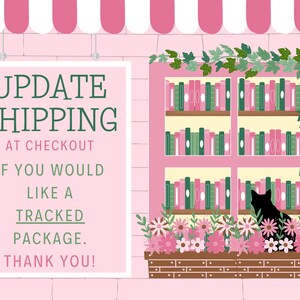 Peut inclure: Illustration rose et blanche d'une devanture de magasin avec une enseigne indiquant "UPDATE SHIPPING AT CHECKOUT IF YOU WOULD LIKE A TRACKED PACKAGE. THANK YOU!". Une fen&ecirc;tre montre des livres et un chat noir.