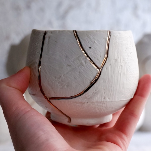 Kintsugi Matcha Bowl, White and Gold Ceramic Coffee Cup, Handmade Wabi Sabi Tea Bowl, Gift for Chawan Lovers