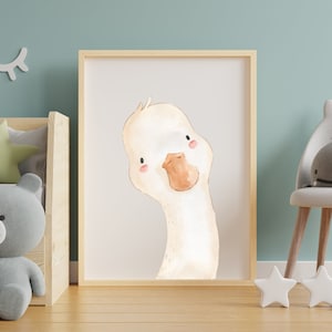 Puede incluir: Una ilustraci&oacute;n de acuarela de un pato blanco con un pico marr&oacute;n y patas naranjas. El pato est&aacute; mirando hacia la derecha y tiene una expresi&oacute;n linda en su rostro. La ilustraci&oacute;n est&aacute; enmarcada en un marco de madera claro.