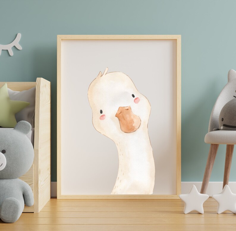 Puede incluir: Una ilustraci&oacute;n de acuarela de un pato blanco con un pico marr&oacute;n y patas naranjas. El pato est&aacute; mirando hacia la derecha y tiene una expresi&oacute;n linda en su rostro. La ilustraci&oacute;n est&aacute; enmarcada en un marco de madera claro.