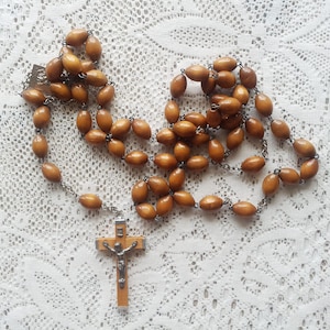 Katholischer Rosenkranz, Vintage 1990er Jahre Naturholz Rosenkranz mit Kruzifix, religiöse Kunst
