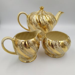 Set da tè vintage Sadler, teiera Mid-Century color crema e oro degli anni &#39;50, lattiera, zuccheriera, set da tè pomeridiano vintage