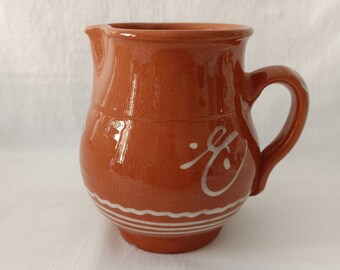 Brocca da vino vintage anni '80, brocca in terracotta smaltata fatta a mano con decorazione bianca