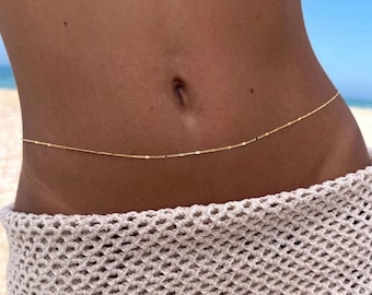 Boho Gold Taille Kette mit Initial & Palme Charms, Zierlicher Sommer Körper Schmuck, Bauchkette im Tropischen Strand Stil