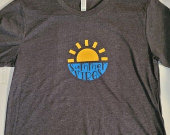 GRÖßE MEDIUM Unisex Heather T-Shirt, Dunkelgrau mit aufgehender Sonne und der Phrase "Summer Vibes"