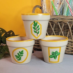 Handbemalter, 4-Zoll-Kräuterblumentopf. Drei verschiedene Kräuter: Beifuß, Basilikum, Lorbeerblatt.