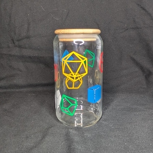 Dicey-drinkgerei, kleurrijke dobbelstenen. D4, D6, D10, D12, D20. Helderglazen beker van 12 oz met bamboedeksel en glazen rietje