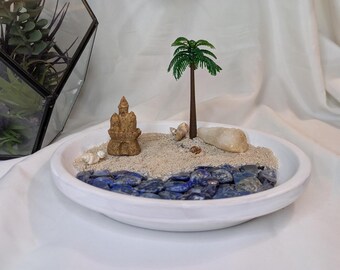Jardin de fées fait main avec scène d'océan avec château de sable, palmier, coquillages, quartz et sodalite