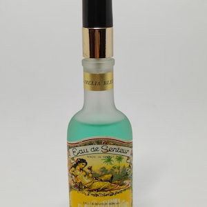 Puede incluir: Un frasco de perfume vintage con tapa negra y banda dorada. La botella esmerilada contiene un l&iacute;quido verde. La etiqueta dice "Eau de Senteur" y "E. Coudray Paris".