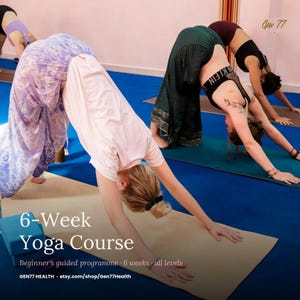 Peut inclure: Plusieurs personnes pratiquent la posture du chien tête en bas lors d'un cours de yoga. L'image contient le texte "6-Week Yoga Course" et "Beginner's guided programme". Le sol est bleu et des tapis de yoga sont visibles.