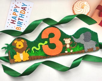 Handgemaakte Jungle Verjaardagskroon: Gepersonaliseerde feestmuts met leeuw, aap, olifant en slang.