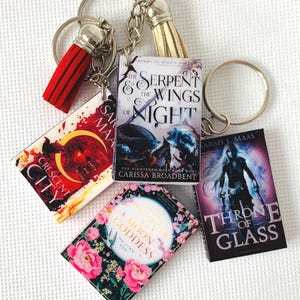 Portachiavi personalizzato in legno con mini libro - Nel libro che preferisci