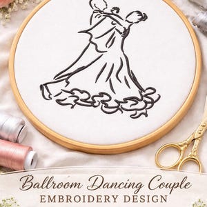 Könnte beinhalten: Stickrahmen mit einer schwarzen Strichzeichnung eines Paares beim Gesellschaftstanz auf weißem Stoff. Das Design befindet sich in einem Holzreifen. Der Text "Ballroom Dancing Couple EMBROIDERY DESIGN" befindet sich unten.