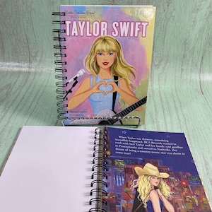 Può includere: Una biografia di Taylor Swift della collezione Little Golden Book. La copertina presenta un'illustrazione colorata di Taylor Swift con un microfono e una chitarra. Il libro è aperto a una pagina con testo sui primi anni di carriera di Taylor Swift e un'illustrazione colorata di lei in un ambiente urbano.