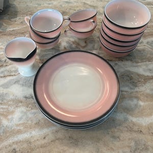 ヴィンテージ ヘーゼル アトラス 16 ピース セット ピンクと黒の食器。