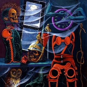 Puede incluir: Una naturaleza muerta con una variedad de objetos, incluyendo una calavera con un casco, un esqueleto con un traje verde y rojo, un reloj con números romanos, un par de botas de cuero rojas y un búho. Los objetos están dispuestos sobre una mesa y cubiertos por una telaraña.