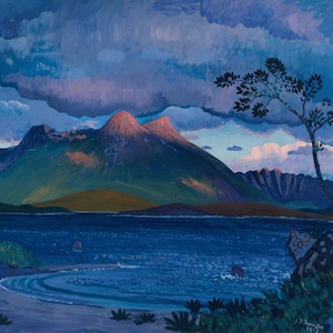 Könnte beinhalten: Ölgemälde einer Landschaft mit See, Bergen und einem Baum. Die Berge sind in Grün- und Brauntönen gemalt, mit orangefarbenen Gipfeln. Der Himmel ist mit blauen und violetten Wolken gefüllt. Ein Baum steht auf der rechten Seite des Gemäldes.