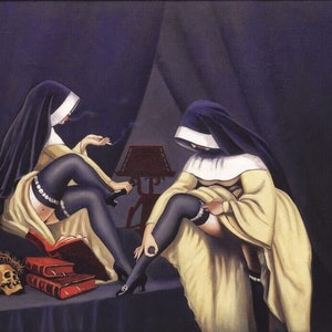 Puede incluir: Dos monjas con hábitos negros y blancos están sentadas en una habitación con paredes oscuras. Una monja sostiene un cigarrillo y la otra se ajusta las medias. Hay velas, libros y una calavera en la mesa.