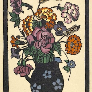 Peut inclure: Une estampe en bois colorée représentant un bouquet de fleurs dans un vase noir avec des fleurs bleues peintes dessus. Les fleurs sont roses, orange, jaunes et violettes. L'estampe est signée "Mary Powell O'Connor".