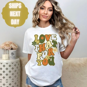 Camiseta com cores confortáveis Love That For You - Camiseta retrô com texto ondulado Camiseta retrô "Love That For You" Cores confortáveis - Camiseta macia estilo vintage
