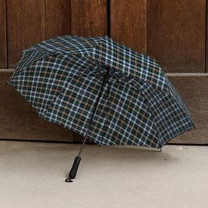 Paraguas de viaje a cuadros azul marino, compacto y plegable, resistente al viento, con estampado de tartán, elegante accesorio para la lluvia para hombres y mujeres.