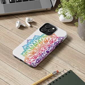 Custodie per telefono resistenti, medaglioni colorati con mandala vibranti, cover protettive per telefono, accessori boho chic, custodie per smartphone uniche, alla moda