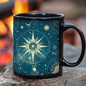 Himmlische Vintage schwarze Tasse (11 Unzen, 15 Unzen) | Medeval Universum Kunst Kaffeebecher | Sonne & Sterne Tasse | Karte des Universums Kaffeebecher | Kosmische Becher Geschenk