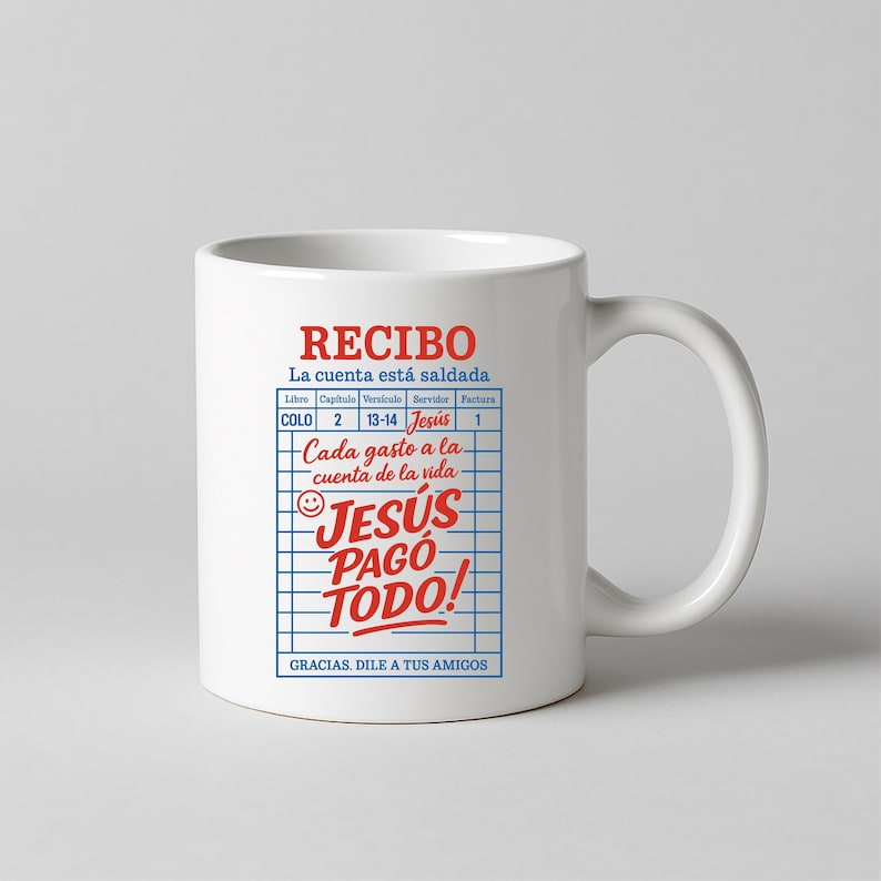 Może przedstawiać: Biały kubek ceramiczny z czerwono-niebieskim nadrukiem, na kt&oacute;rym widnieje napis "RECIBO La cuenta est&aacute; saldada" oraz "JES&Uacute;S PAGO TODO!" z uśmiechniętą buźką. Grafika przedstawia stylizowany paragon z napisami "COLO", "Cap&iacute;tulo", "Vers&iacute;culo", "Servidor" i "Factura" u g&oacute;ry.
