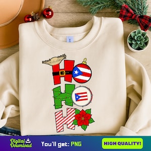 Op de afbeelding: Crèmekleurige sweatshirt met een feestelijk "Ho Ho Ho" ontwerp. Het ontwerp bevat elementen zoals een Puerto Ricaanse vlag ornament, een trommel en een poinsettia. De tekst "You'll get: PNG" is zichtbaar aan de onderkant.