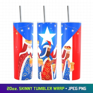 Op de afbeelding: Drie 590 ml skinny bekers met een roestvrijstalen rietje. Elke beker heeft een ontwerp met de Puerto Ricaanse vlag en illustraties van de Drie Wijzen. De tekst "20oz. SKINNY TUMBLER WRAP - JPEG PNG" staat onderaan.