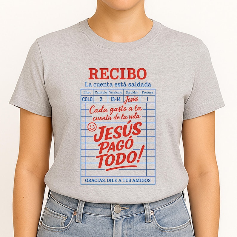 Może przedstawiać: Szary T-shirt z czerwono-białym wzorem paragonu, na kt&oacute;rym widnieje napis "RECIBO" i "La cuenta est&aacute; saldada". Paragon zawiera r&oacute;wnież napis "JES&Uacute;S PAGO TODO!" i "GRACIAS. DILE A TUS AMIGOS".