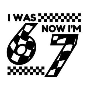 Pode incluir: Gráfico em preto e branco com o texto "I WAS" acima de um número "6" quadriculado e "NOW I'M" acima de um número "7" quadriculado. Os números são estilizados com um padrão de bandeira quadriculada.