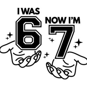 Pode incluir: Gr&aacute;fico a preto e branco com o texto "I WAS 6, NOW I'M 7". Os n&uacute;meros est&atilde;o numa fonte de estilo universit&aacute;rio, segurados por m&atilde;os estilizadas, com estrelas.