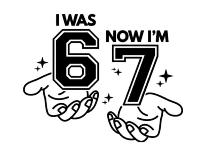 Pode incluir: Gr&aacute;fico a preto e branco com o texto "I WAS 6, NOW I'M 7". Os n&uacute;meros est&atilde;o numa fonte de estilo universit&aacute;rio, segurados por m&atilde;os estilizadas, com estrelas.