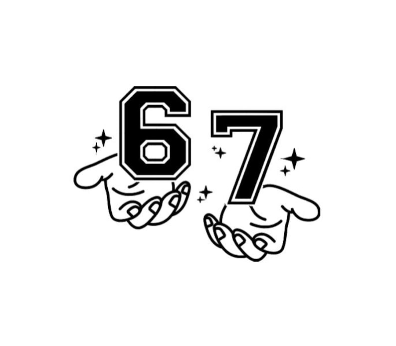 Pode incluir: Gr&aacute;fico a preto e branco do n&uacute;mero 67 segurado por duas m&atilde;os. Os n&uacute;meros est&atilde;o em uma fonte de estilo universit&aacute;rio com contorno preto e preenchimento branco. Pequenas estrelas circundam os n&uacute;meros.
