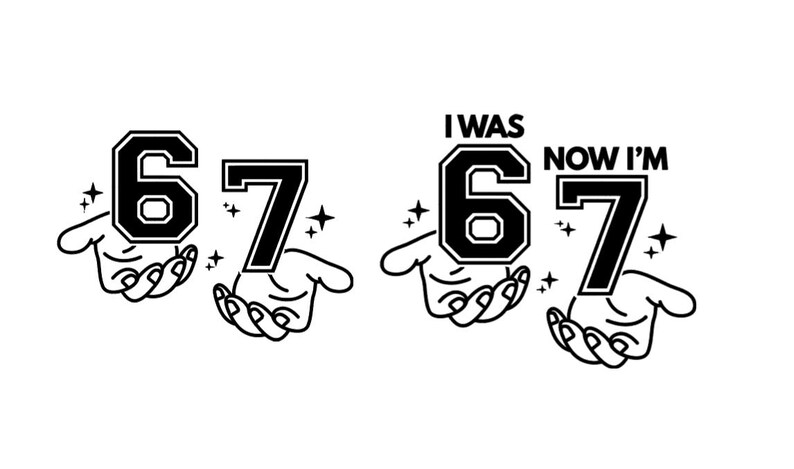 Pode incluir: Gr&aacute;fico a preto e branco com os n&uacute;meros 67. O n&uacute;mero 6 est&aacute; numa fonte de estilo universit&aacute;rio. Os n&uacute;meros s&atilde;o segurados por m&atilde;os com estrelas &agrave; volta. O texto "I WAS" e "NOW I'M" est&aacute; acima dos n&uacute;meros.