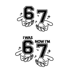 Könnte beinhalten: Schwarz-weiße Grafik mit der Zahl 67 in einer College-Schriftart, gehalten von zwei Händen. Der Text "I WAS 67 NOW I'M 67" ist ebenfalls enthalten. Das Design enthält sternförmige Akzente.